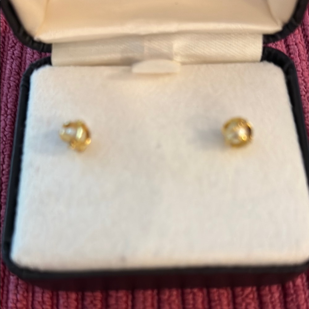 Elegant Gold Stud Earrings with faux pearl